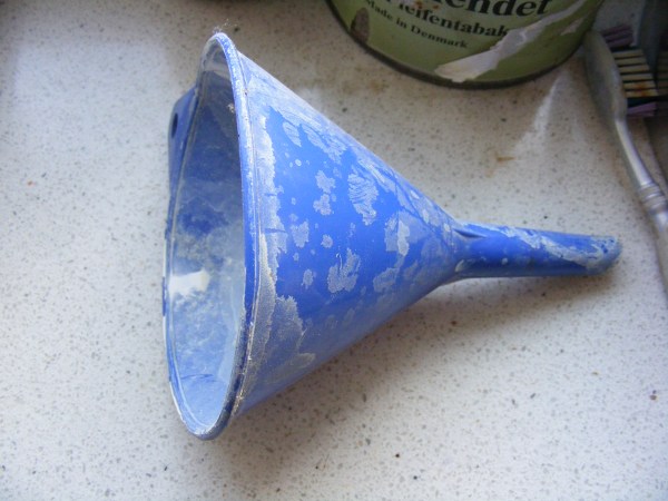 ...Noch ein hilfreiches Utensil ist dieser Trichter, selbstverständlich farblich auf den Becher abgestimmt, ist ja schließlich eine ordentliche Giftküche ;) (überigens sind die weissen Flecken nicht vom Dünger)