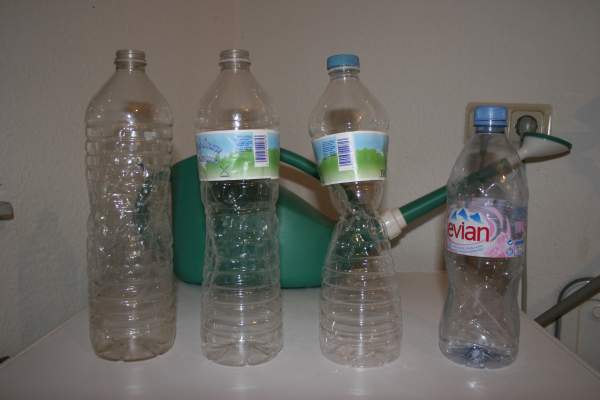 Von links nach rechts : man sieht wie die 1,5L-Plastickflaschen ältern (sehr schlecht weil zu dünnes Plastik), daher empfehle ich euch das Modell rechts (besseres Plastik und leichter zu handhaben)